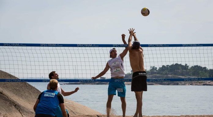 Parhaat urheilulajit ja pelit kesän ulkopeleihin Parhaat urheilulajit ja pelit kesän ulkopeleihin Olipa kesä tai ei, niin mikä olisi mukavampaa kuin miettiä ja suunnitella pitkiä ja lämpimiä kesäiltoja sekä niiden ohjelmanumeroita. Parasta kesäilloissa on tietenkin kokoontua ystävien ja tuttavien kanssa yhteisen aktiviteetin äärelle, ja viettää hyvää aikaa yhdessä. Urheilu ja pallopelit ovat loistava keino harrastaa liikuntaa ja ylläpitää sekä henkistä että fyysistä hyvinvointia. Erityisesti pallopelit ovat kaiken lisäksi luonteeltaan erittäin sosiaalisia, ja niiden kanssa voi pitää hauskaa riippumatta siitä, onko pelin suhteen vielä täysi keltanokka vai jo pelikenttien vakiokasvo. Tähän tekstiin on koottu hauskimmat lajit, joiden parissa kelpaa viettää hauskoja kesäiltoja ystävien ja tuttavien seurassa. Katukoripallo Olipa pelipaikkana sitten nykyaikainen pelihalli tai ulkona sijaitseva asfalttipäällysteinen kenttä, koripallo on aina hauskaa ja hyvää ajanvietettä. Perinteisesti katukorista on pelattu pienemmällä kentällä ja pienemmillä joukkueilla kuin tavallista koripalloa. Tämän ansiosta kesäiseen koripallo-otteluun ei tarvitsekaan kutsua koko kylää tai korttelia kentälle, vaan jo pienemmällä kaveriporukalla saa pelit aikaiseksi. Koripallo on myös helposti lähestyttävä laji, jossa ei tarvitse olla konkari pitääkseen hauskaa ja päästäkseen mukaan pelin tiimellykseen. Lisäksi koripallon pelaamiseen ei tarvita kummoisempia varusteita. Riittää, että kaivaa kaapin pohjalta jonkinlaiset lenkkarit tai tennarit esiin, ja joku pelaajista muistaa napata pelipallon mukaansa lähtiessään kohti kenttää. Rantalentopallo Jos pitäisi valita yksi kesäinen urheilulaji tai pallopeli, joka on selkeästi muiden yläpuolella, varmaankin kaikkien valinta osuisi rantalentopalloon. Onko mitään kesäisempää olemassakaan, kuin lämmin ja kaunis ilta mukavalla hiekkarannalla? No, ainakin rantalentiksen pelaaminen kyseisellä rannalla. Virallisesti rantalentopalloa pelataan kahden hengen pareina, mutta rennossa kaveriporukan ottelussa säännöistä voinee joustaa sen verran, että kaikki halukkaat pääsevät mukaan. Lentopallo on jopa koripalloa helpommin lähestyttävä laji, jonka parissa kaikilla on hauskaa. Lisäksi koska sitä pelataan hiekkarannalla, se on erityisen helppo yhdistää viilentävään uimareissuun ja muihin kesäisiin hiekkarannan aktiviteetteihin. Suomessa suurin este rantalentopallon suosiolle lieneekin varsinaisten hiekkarantojen suhteellisen vähäinen määrä, ja paikoitellen kylmät ja tuuliset säät, jotka eivät ainakaan rohkaise lähtemään rannalle. Petankki Jos Suomen kesä sattuisikin kuitenkin yllättämään kuumuudellaan, ja sää on liian tukala aktiivisempaan pelailuun ja liikuntaan, aina on mahdollista kaivaa petankkikuulat esiin ja suunnata hietikolle niitä heittelemään. Petankki on helppo yhdistää esimerkiksi puistoretkeen tai piknikkiin, ja leikkisän luonteensa takia se on omiaan nostattamaan rentoa ja hilpeää tunnelmaa. Petankin pelaaminen onnistuu lähes missä tahansa puistossa, sillä rentoon pelailuun ei tarvita varsinaista kenttää eikä edes hiekkaista alustaa. Jalkapallo Kuningaslaji eli jalkapallo on myös parhaimmillaan kesäpäivinä. Vihreän veran shakki on maailman suosituin urheilulaji ja hyvästä syystä. Pallon jahtaamisen ja potkimisen houkutus ei himmene millään. Suomessa talven ja syksyn säät eivät juuri houkuttele jalkapallon pariin, ellei kyseessä ole tavoitteellinen harrastaminen ja kilpailullinen treenaaminen. Sen sijaan kesällä auringon loistaessa taivaalla ja luonnonnurmen tuoksun leijaillessa ilmassa vihreä nurmikko suorastaan kutsuu pelaajia luokseen. Kesällä pelataan myös usein jalkapallon arvokisoja, jotka vuosikymmenestä toiseen hurmaavat pienet lapset ja houkuttelevat heidät jalkapallon pariin. Jalkapallon pelaaminen onnistuu myös helposti, sillä siihenkään ei tarvita kummoisempia varusteita kuin nappulakengät ja pallo. Myös kesällä kannattaa urheilla Vaihtoehtoja urheiluun ja pelailuun kesäisin on lukuisia. Tämä onkin oikea onnenpotku, sillä urheilun hyödyt ovat valtavat niin fyysiselle terveydelle kuin henkiselle hyvinvoinnille. Olisikin hyvä, että jokainen löytäisi itselleen sopivan ja mielekkään tavan harrastaa liikuntaa vuodenajasta riippumatta.